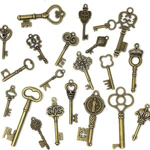 (5) Vintage Style Gold Bronze Brass Mixed Antique Style Skeleton Key Charms.